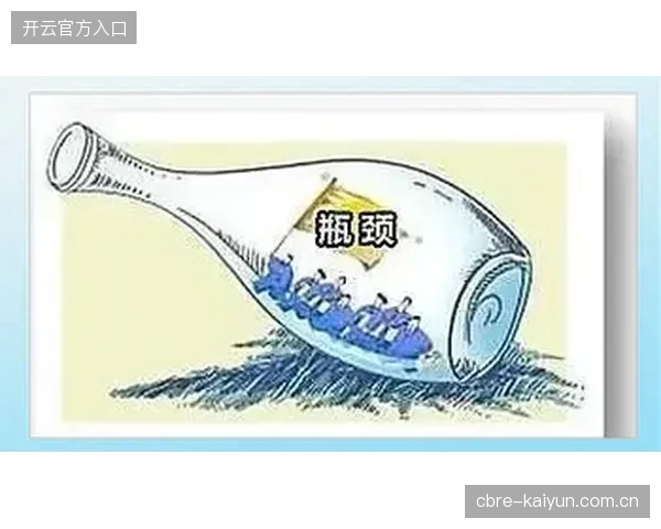 淘汰赛阶段的体能瓶颈期，球员因体力下降导致的技术动作变形将是红黄牌高发的主因
